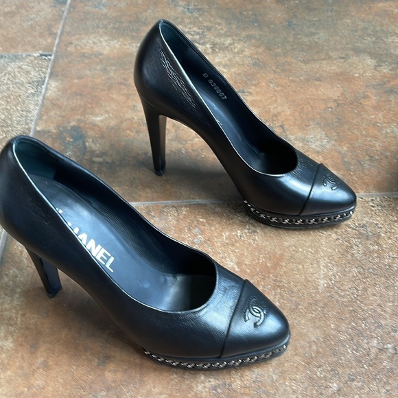 CHANEL black lambskin pumps - Picture 5 of 5